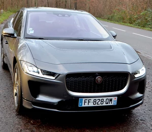 Jaguar I-Pace SE : en route avec l’électrisante voiture de l’année !
